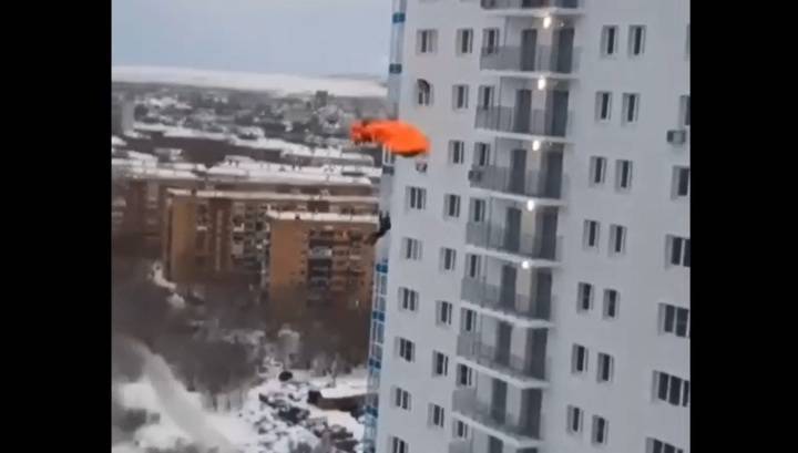 Полиция ищет парашютистов, прыгнувших с балкона жилого дома в Красноярске