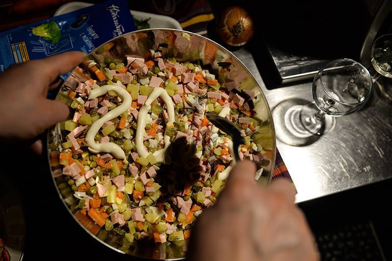 Россиян призвали выбросить остатки новогодних салатов