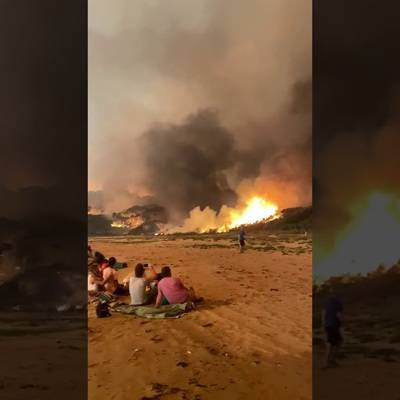 Жителям австралийского городка Роздейл пришлось спасаться от пожара на пляже