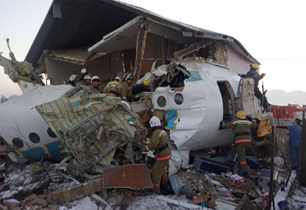 Крушение пассажирского самолета в Алма-Ате попало на видео
