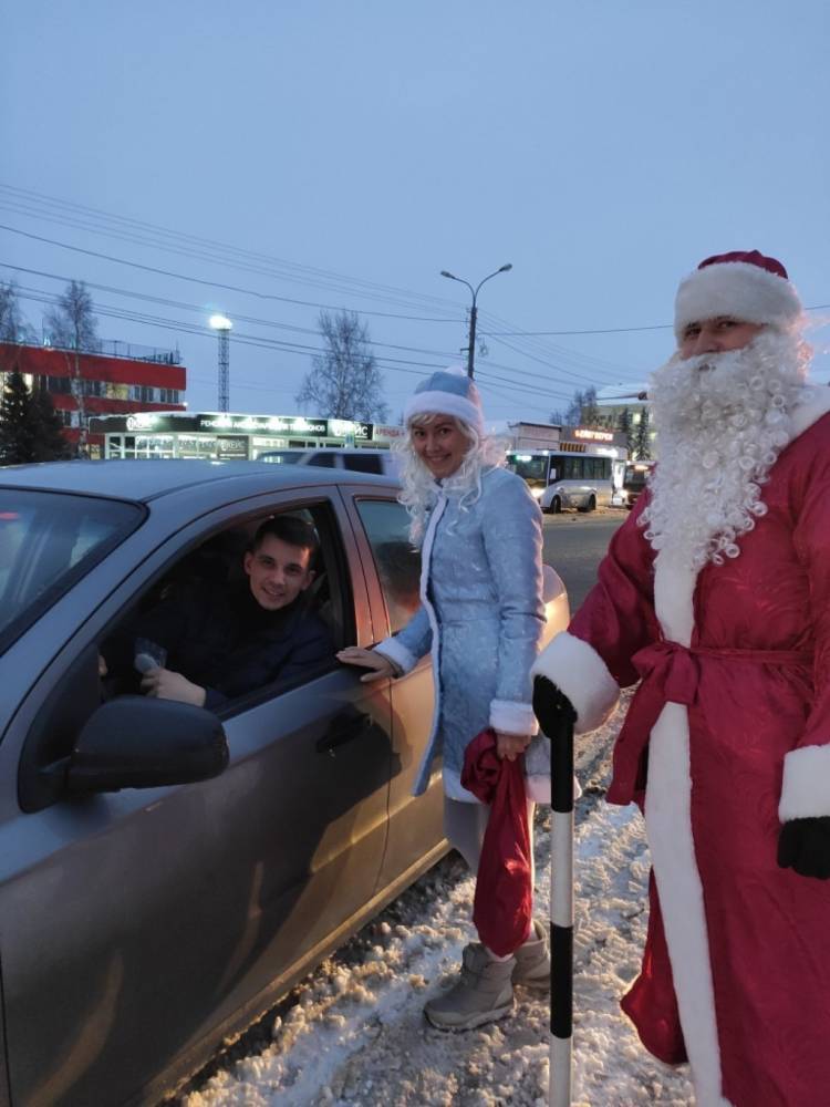 Дед Мороз и Снегурочка напомнили жителям Поморья о правилах безопасности на дорогах