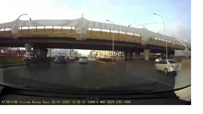 Видео: на Богатырском проспекте перевернулся мусоровоз