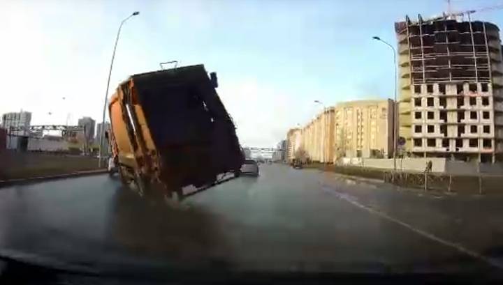 Последние секунды скоростной поездки мусоровоза по Петербургу попали на видео