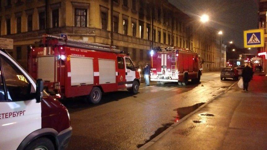 Падающий с крыши мужчина рухнул на проходящую у дома женщину в центре Петербурга