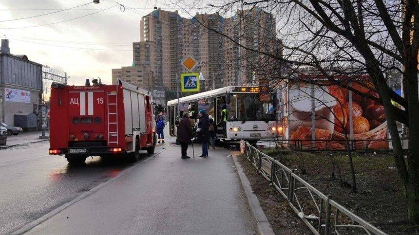 «Рванул за хлебом»: пассажирский автобус врезался в пекарню в Петербурге
