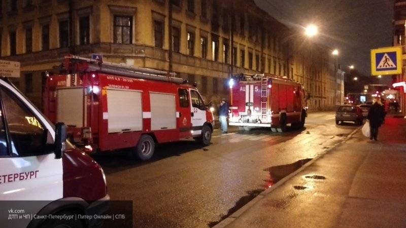 Горящий мужчина упал с крыши на женщину-пешехода в Петербурге