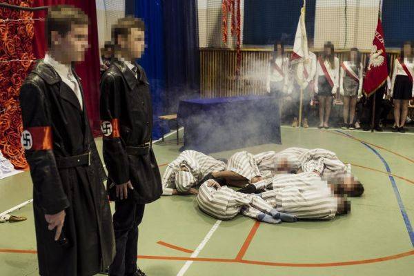 The Times: В Польше школьники устроили танцевальное шоу «Освенцим»