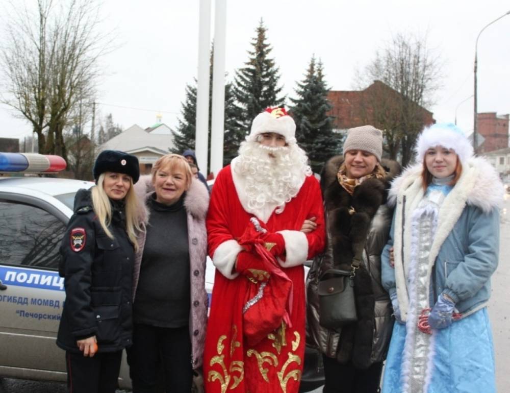 В Печорах Полицейский Дед Мороз поздравил пешеходов и автолюбителей с Новым годом