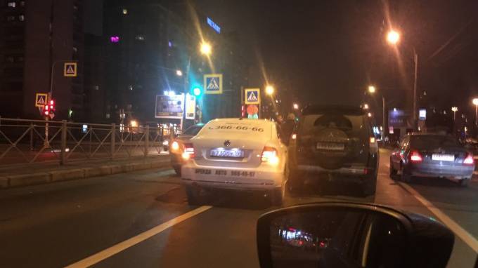 Такси не пролезло между двумя автомобилями на проспекте Большевиков