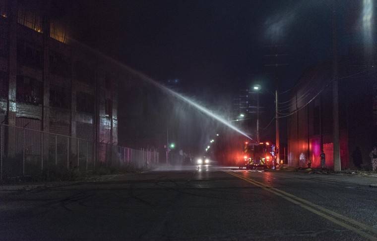 Американские пожарные сделали селфи на фоне горящего дома