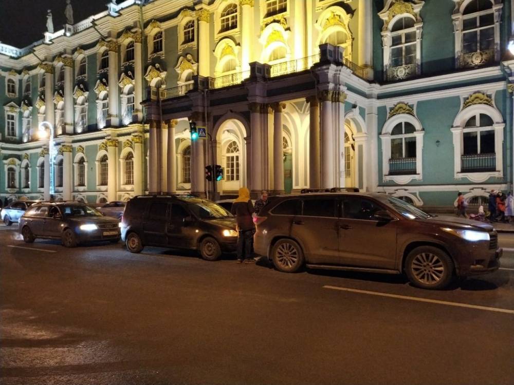 Три автомобилиста попали в ДТП на Дворцовой набережной