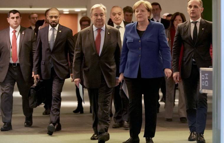 Меркель и Макрон «потеряли» Путина перед фотографированием на конференции