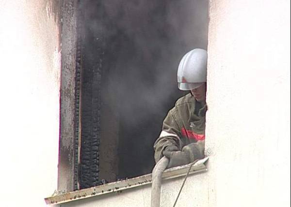 В Кургане при пожаре в жилом доме спасли 14 человек