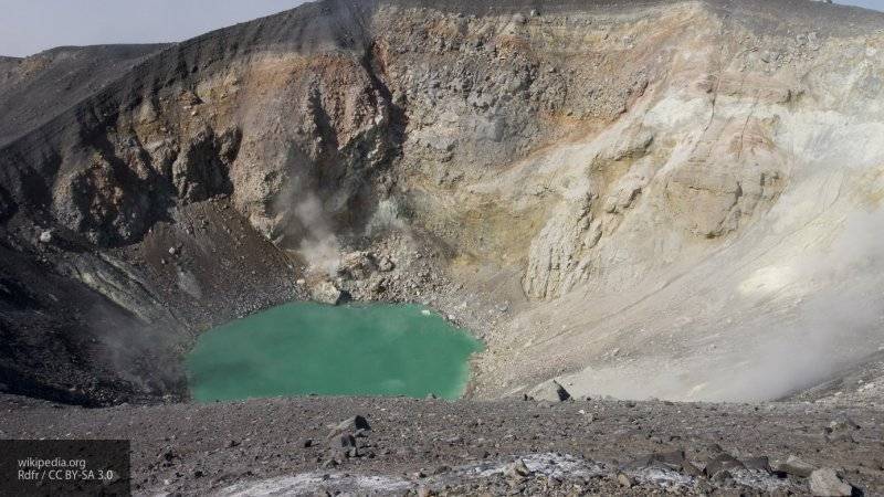 Вулкан Эбеко выбросил два столпа пепла на Курильских островах