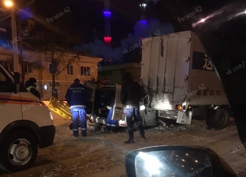 В Кемерове пассажирка такси пострадала в ДТП с грузовиком