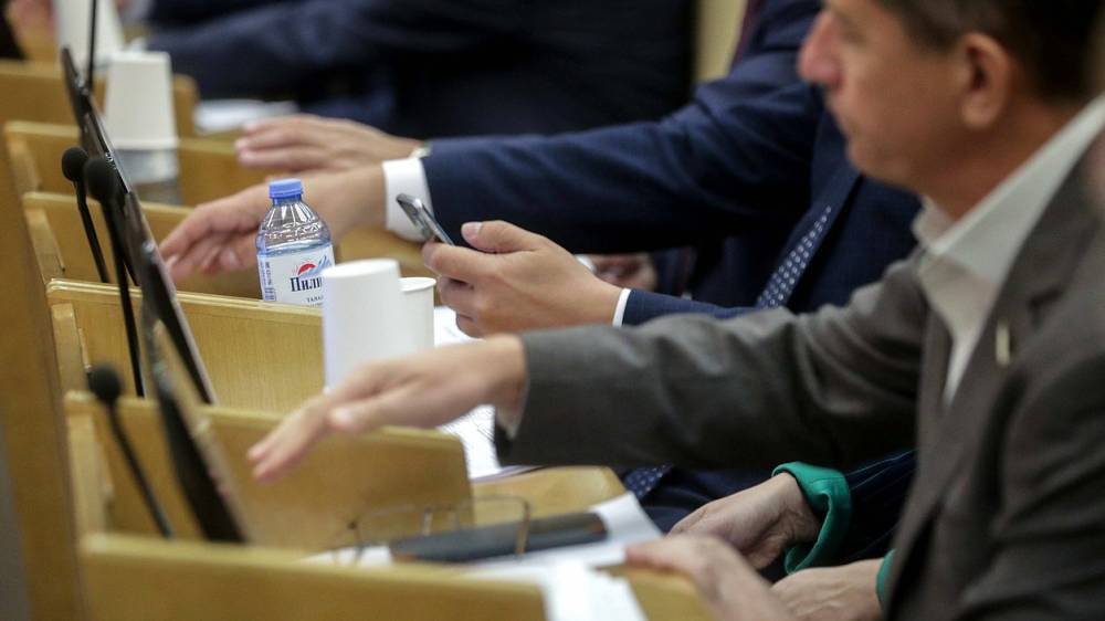 Депутатам Госдумы предложили запретить сидеть в телефонах на заседаниях