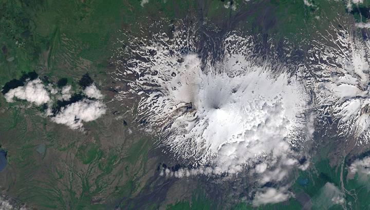 На Аляске вулкан Шишалдина выбросил гигантский столб пепла