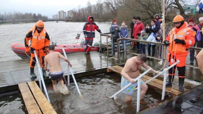 Больше 25 тысяч верующих приняли участие в крещенских купаниях в Петербурге