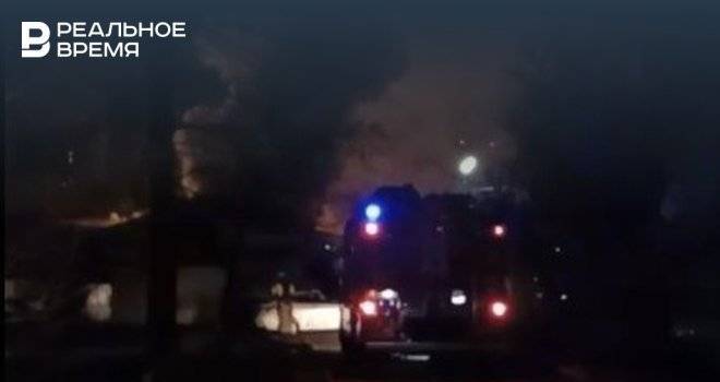 Ночью в Казани загорелся торговый павильон на Даурской: видео из соцсетей