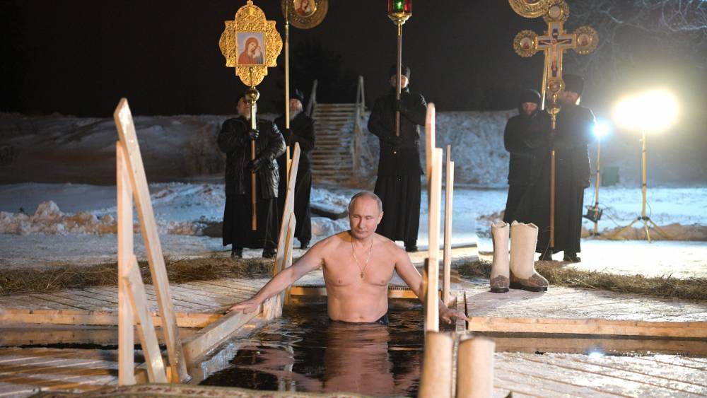 Путин отказался от участия в крещенских купаниях из-за отсутствия льда и снега