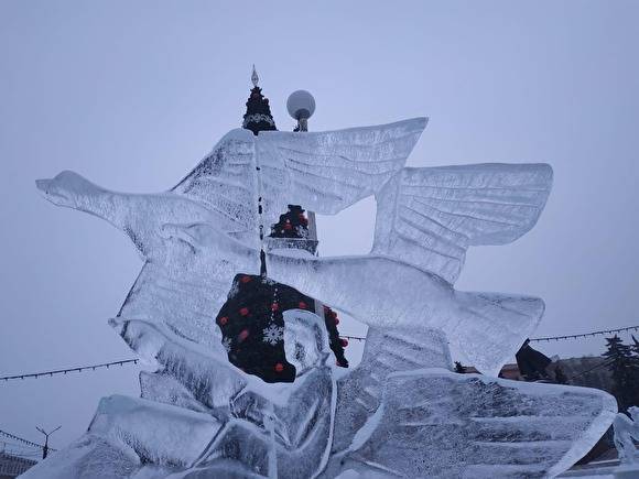 В главном ледовом городке Челябинска из-за тепла демонтируют четырехметровую скульптуру