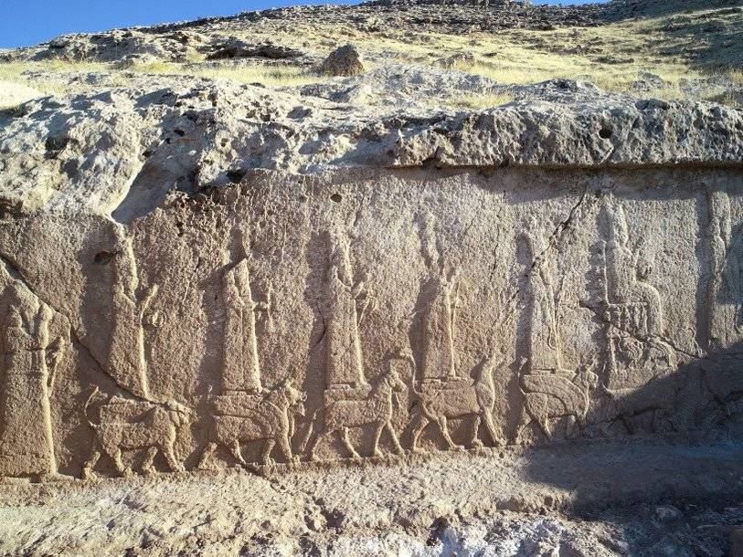 Найденные в Иракском Курдистане ассирийские рельефы изображают процессию богов
