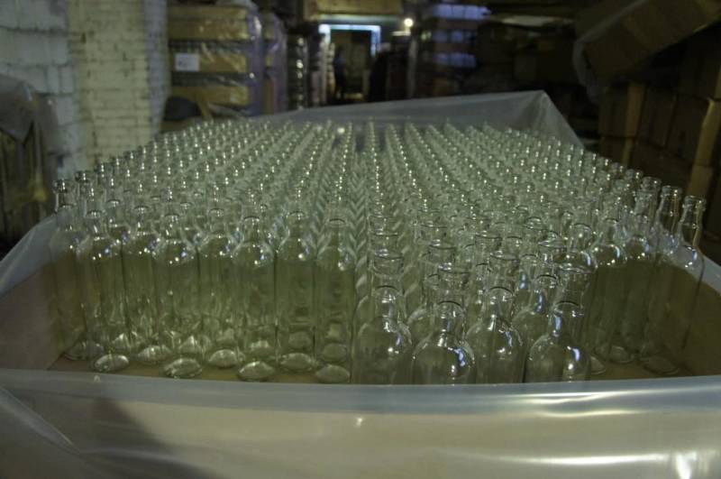 В Кузбассе полиция изъяла из нелегального цеха 1 800 литров фальсифицированного алкоголя