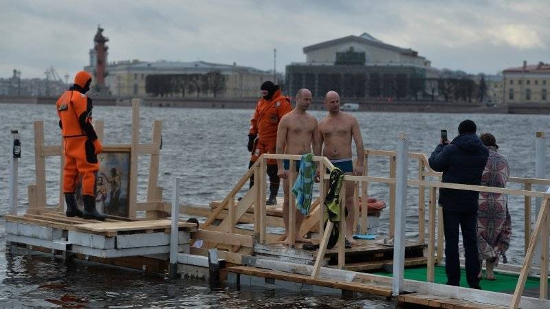 Порядка 50 тысяч человек поучаствовали в крещенских купаниях в Петербурге