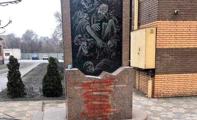 В Кривом Роге вандалы осквернили памятник жертвам Холокоста