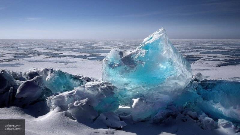 Два туриста провалились под лед на Байкале и 17 минут пытались выбраться на сушу