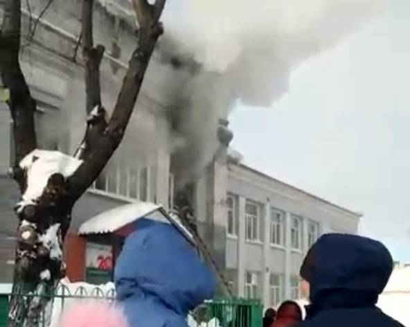 75 детей эвакуировали из здания загоревшейся школы в Кузбассе
