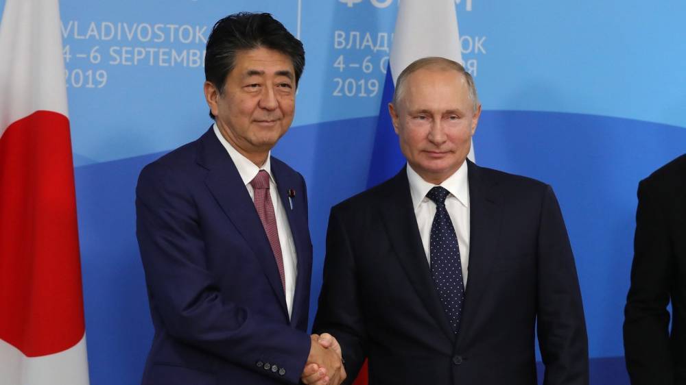 Абэ заявил о желании Японии заключить мирный договор с Россией