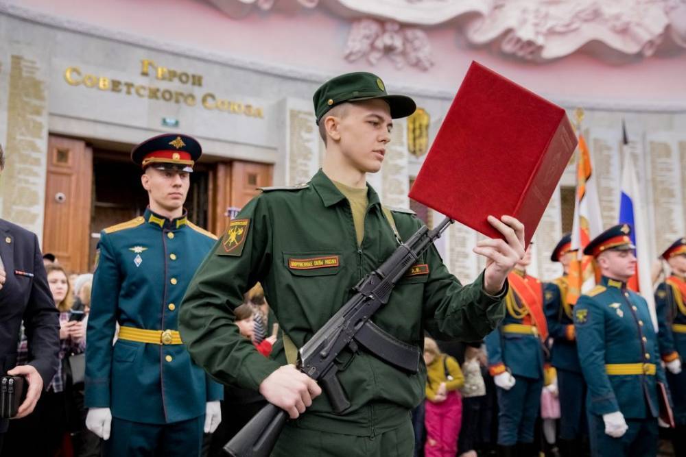 Около 450 новобранцев Семеновского полка приняли присягу в Музее Победы