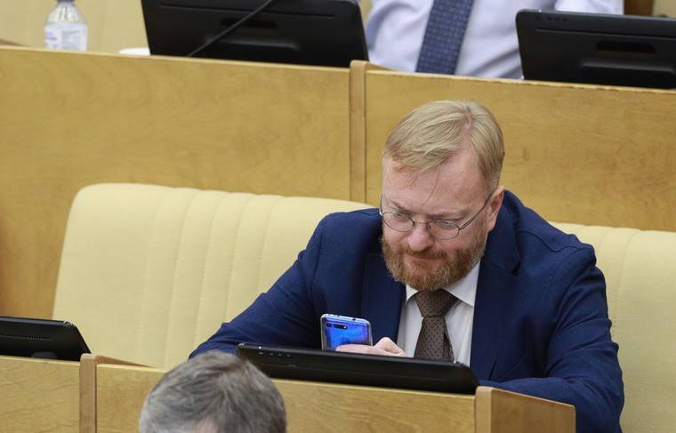 Милонов рассказал, зачем ему нужен телефон на заседаниях Госдумы