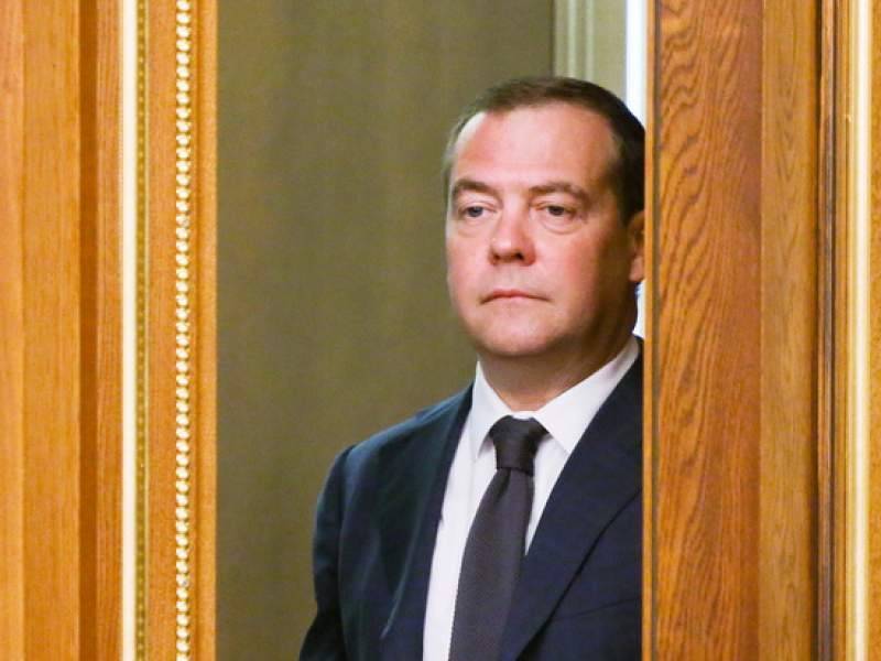Медведев назвал причины отставки своего правительства