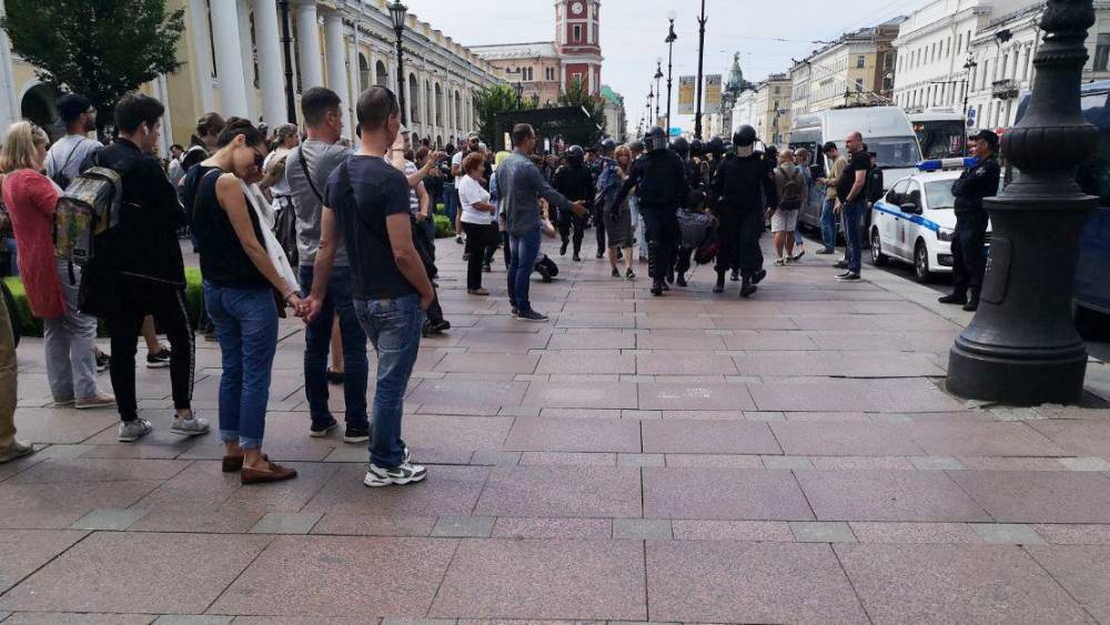Сенатор Джабаров призвал ужесточить законы РФ для защиты граждан от агрессии митингующих