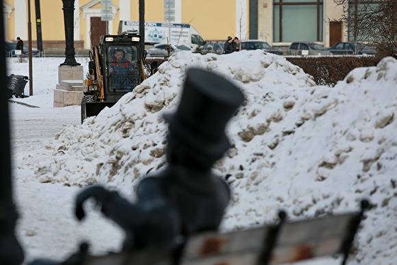 В Челябинске не хватает полигонов для вывоза снега: машины стоят в очереди и даже тонут
