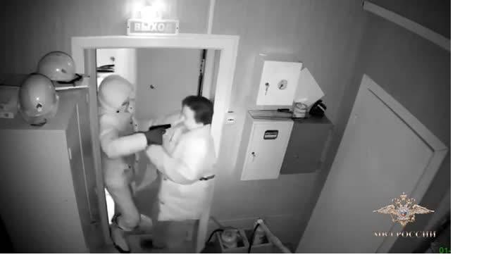 Видео: В Иркутске кассир АЗС с приятелем инсценировали ограбление