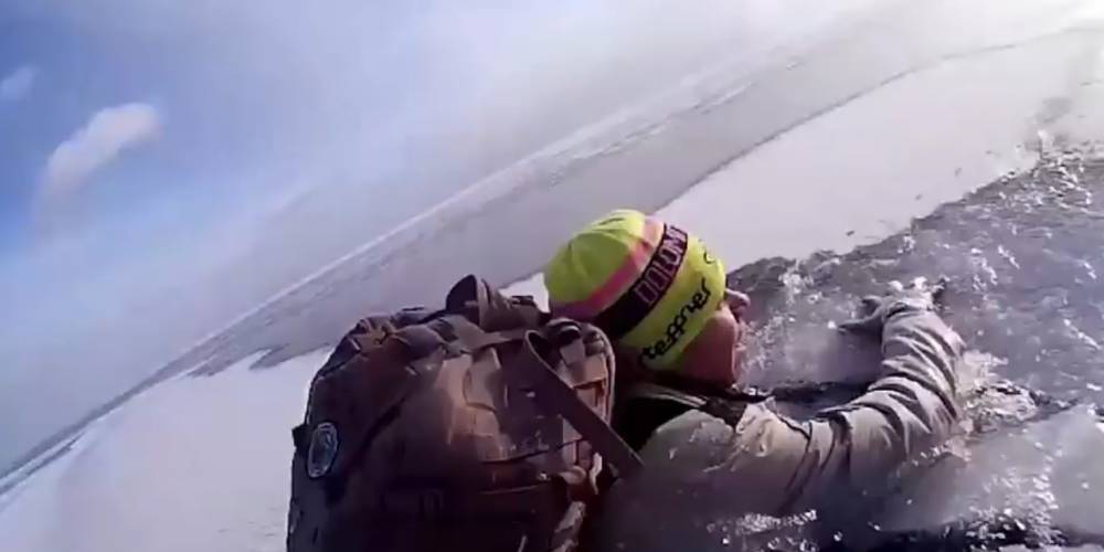 Туристы провалились под лед на Байкале в 300 метрах от берега - ruposters.ru