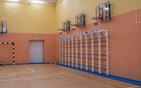 В Нижневартовске в рамках сотрудничества властей и горожан отремонтировали Зал международных встреч и спортзал школы № 32