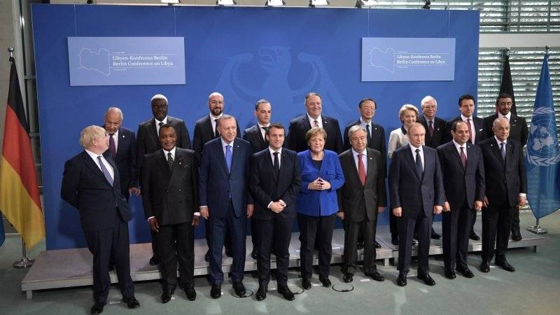 Меркель и Макрон растерялись, не увидев Путина на фотосессии с членами конференции по Ливии
