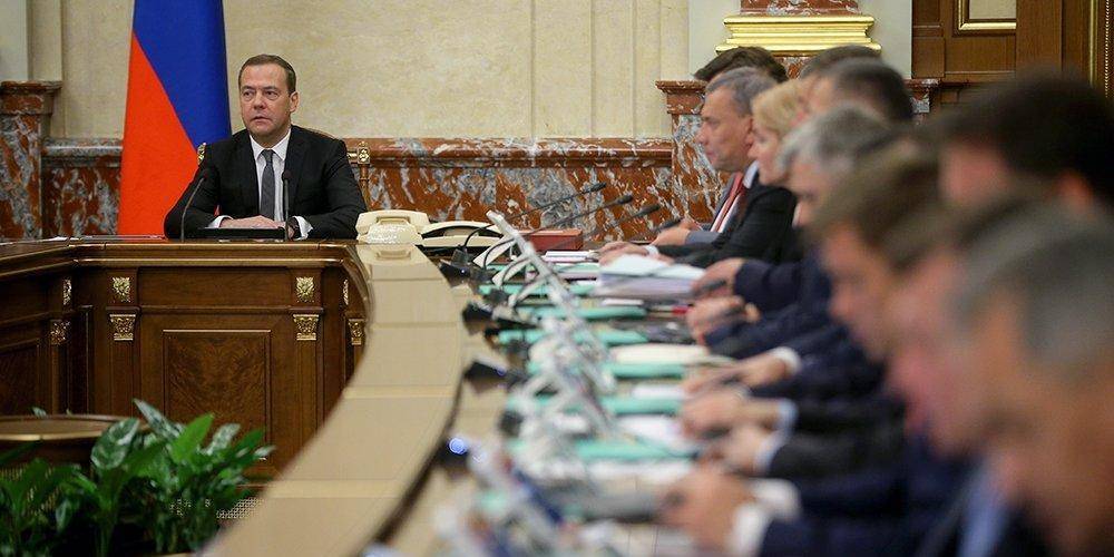 Кабмин Медведева не успел потратить триллион рублей