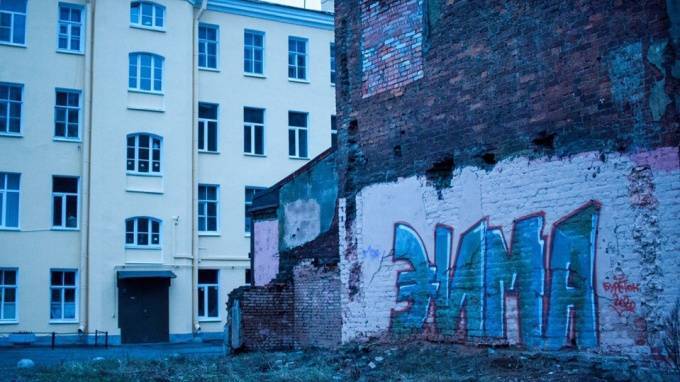 Уличный художник Леша Бурстон посвятил новый стрит-арт петербургской зиме