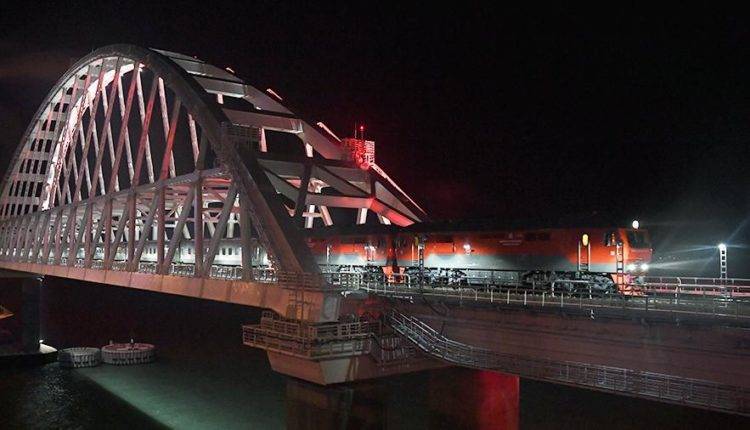 По Крымскому мосту проехали первые 100 поездов