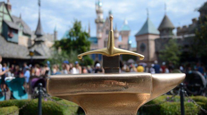 «Мускулистый» посетитель Disneyland сломал легендарный Экскалибур, пытаясь вытащить меч из камня