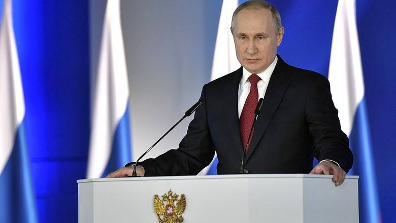 Путин внес в Госдуму законопроекты о конституционных поправках и ограничении сроков