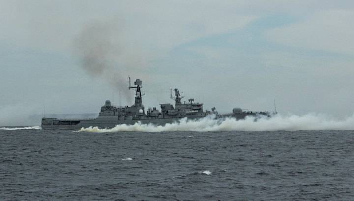 Российский сторожевик и японский эсминец проводят учения в Аравийском море