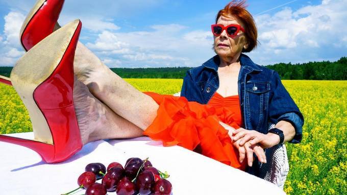 "У меня стиль не бабкинский": 67-летняя петербурженка снимает вайны и садится на шпагат