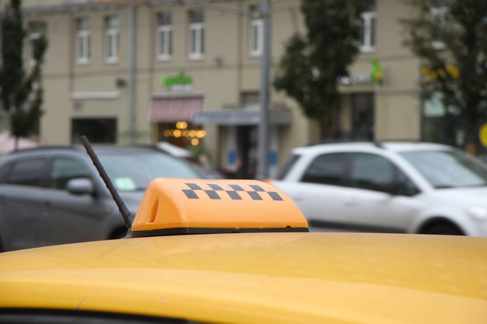 Такси вылетело на тротуар в Петербурге, чуть не сбив пешеходов
