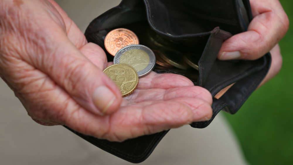 Тяжело больной пенсионер живет всего на пять евро в месяц